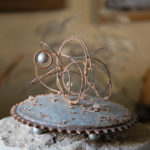 Gallou - Au gré du temps - Métal, broderie cuivre et verre - h. 21 cm