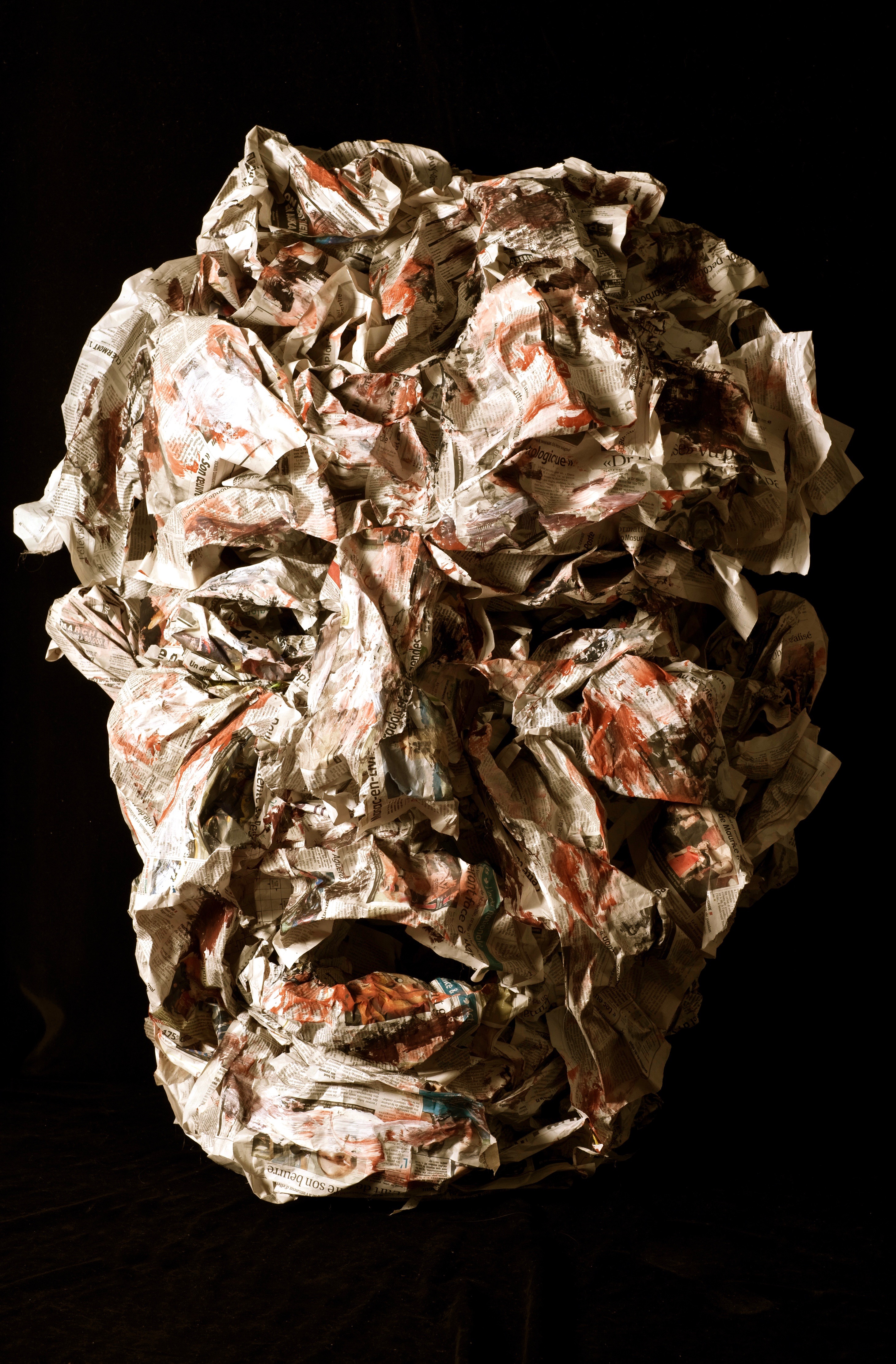 Jean-Pierre BARDON - Tête - Haut relief en papier journal contrecollé sur carton- 110 x 90 x 35 cm - 2010