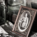 Melanie Ranval, Le père... (série "Il arrive avec sa mallette de couteaux..."), photographie, 20x30 cm